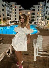 Къса лятна рокля с големи ефектни ръкави и голи рамена в... - 1