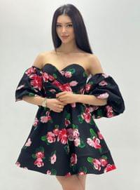Черна разкроена рокля на цветя с голи рамена и къс буфан... - 2