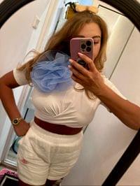 Къса памучна бяла блуза с огромно цвете от тюл в син цвят... - 2