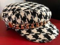 Плътна шапка с козирка в цвят пепит със златна верига - 1