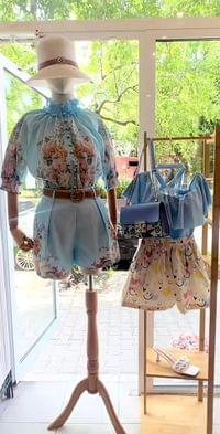 Комплект къси панталони и блуза на цветя в две разцветки - 2