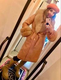Вталено палто с колан с яка и ръкави от естествен косъм... - 2