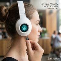 Жена поставя Micro SD карта в безжични HiFi Bluetooth... - 2