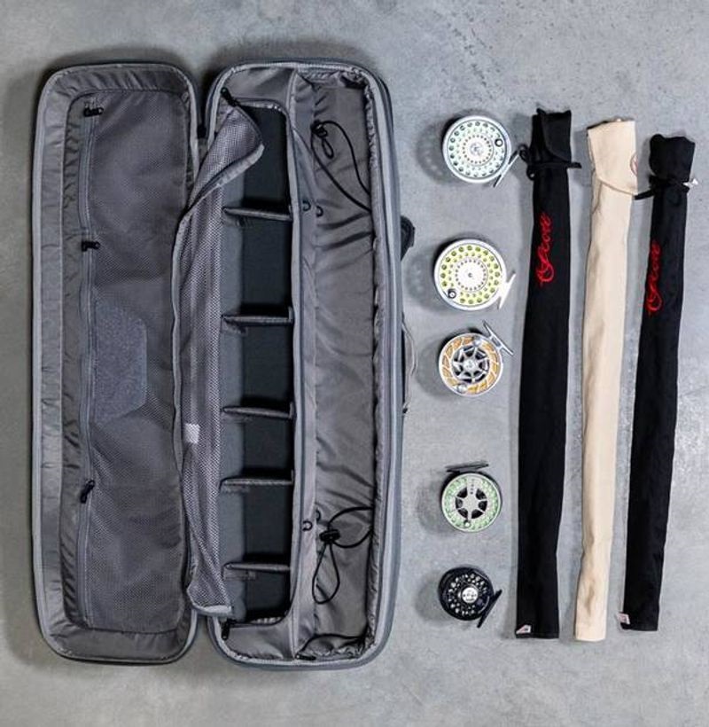 Чанта за пръчки и оборудване SIMMS GTS Rod & Reel Vault